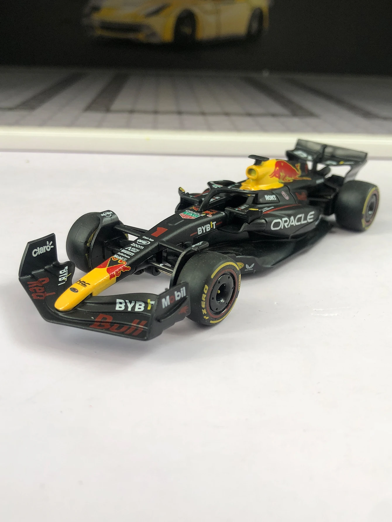 

1:43, имитация пластикового модели автомобиля Red Bull RB19, статическое украшение, металлический коллекционный подарочный автомобиль