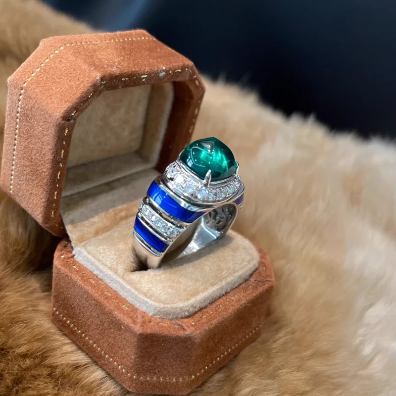 

Кольцо BELLUX с основным камнем 2.5 карата, изумрудом, синей эмалью, серебром 925 пробы, позолотой, синтетическим цирконом, винтажный дизайн