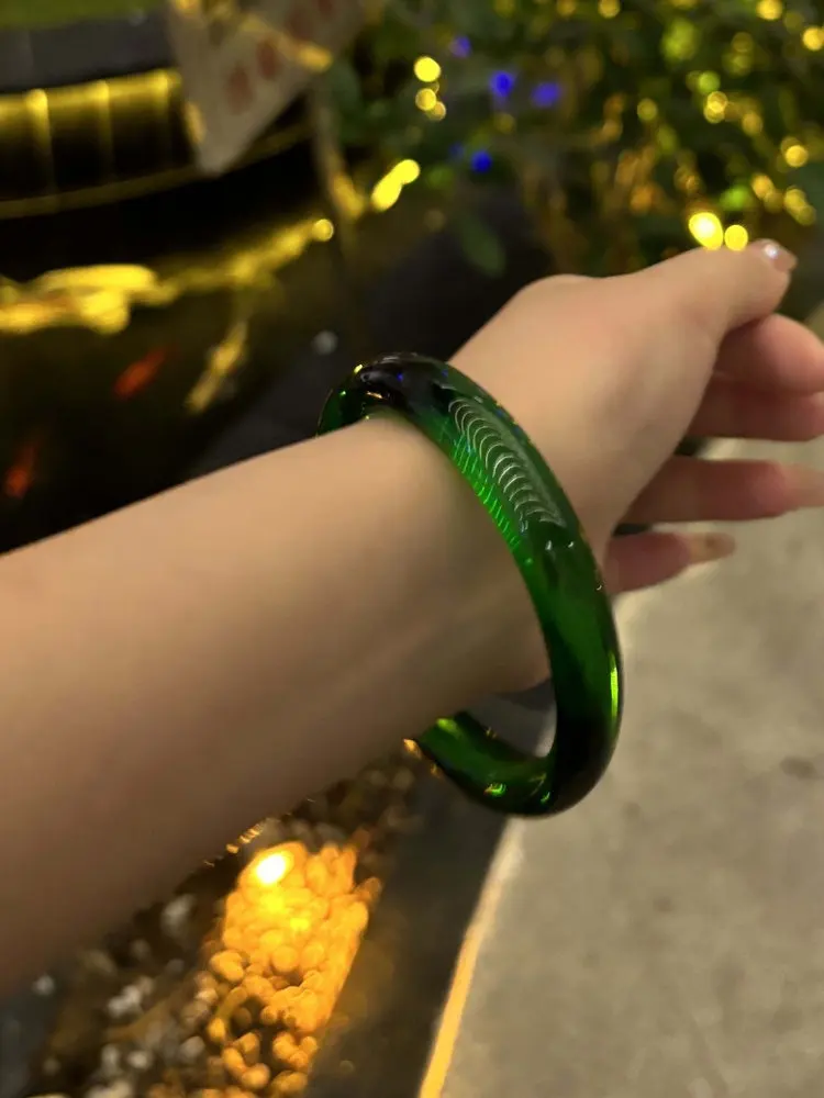 

Браслет из натурального необработанного камня: императорский зеленый кристалл, женский, из белого лунного халцедона (ледяной сорт)