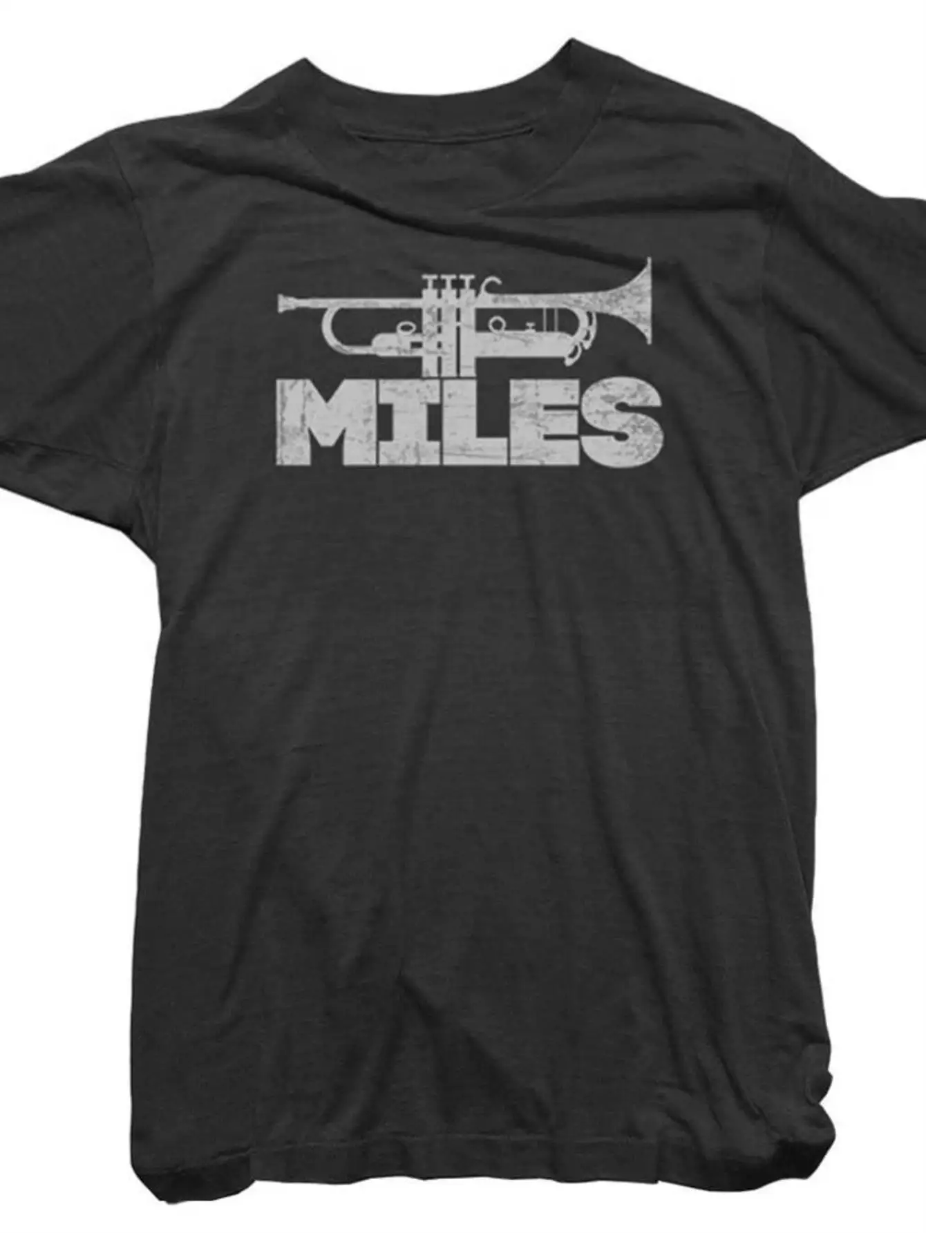 Camiseta negra de jazz para hombre con pequeño logotipo y la firma de Miles Davis con el nombre impreso en blanco