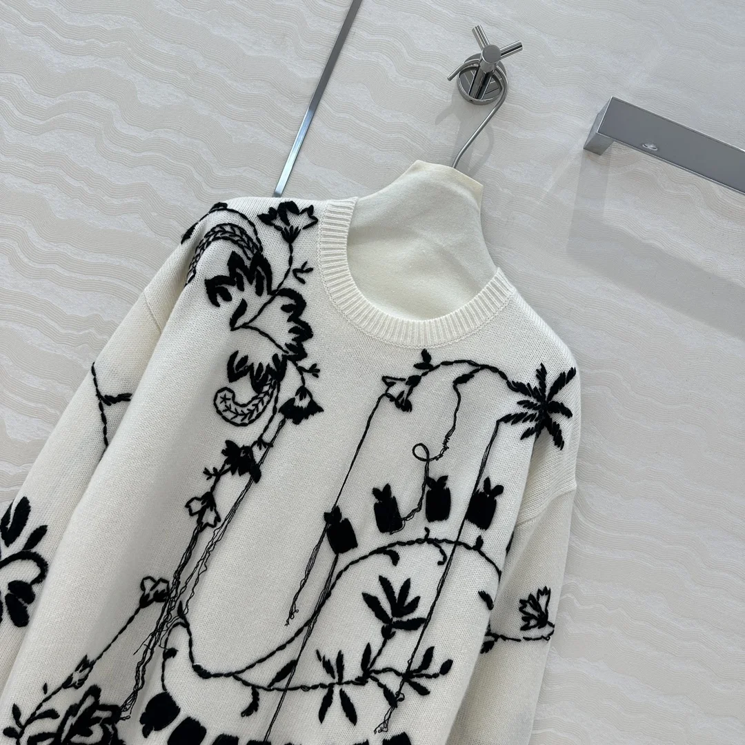 2024 Winter New Women's Clothing Temperament black and white handmade crochet embroidered cashmere sweater 1102