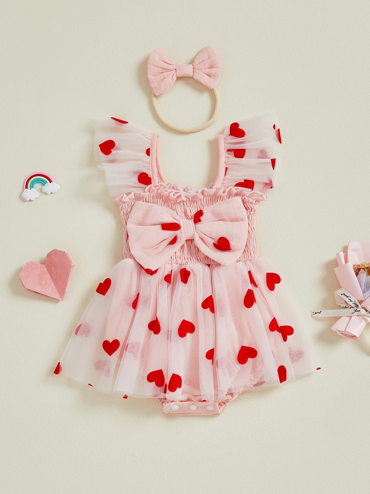 طقم قميص منقوش باللون الأحمر للأطفال الصغار في عيد الحب وسروال بحمالات مع ربطة عنق وجوارب متطابقة مكونة من 4 قطع