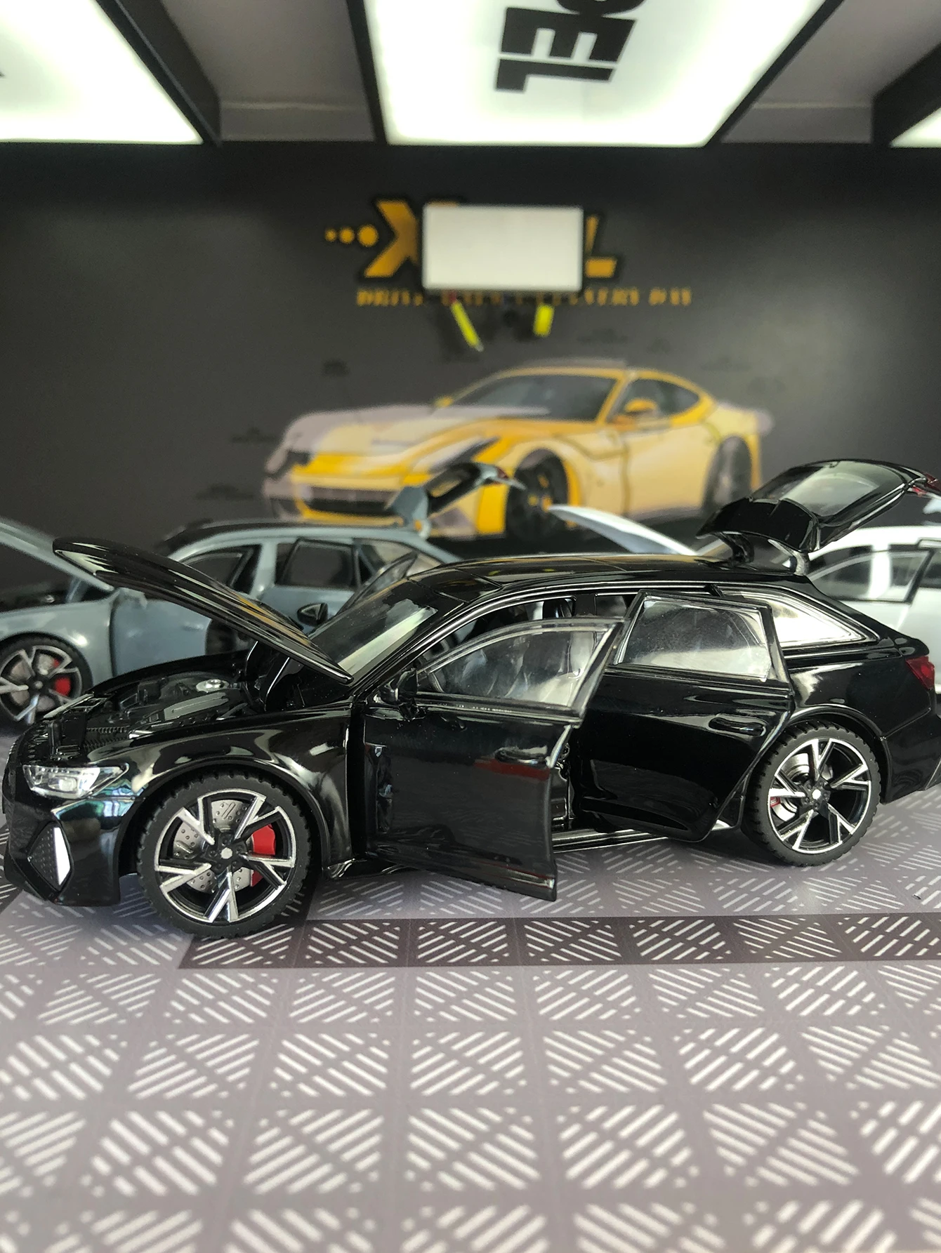 Une voiture de sport Wagon 1:32, modèle de voiture jouet en alliage moulé sous pression avec portes ouvrantes, une voiture cadeau pour enfants