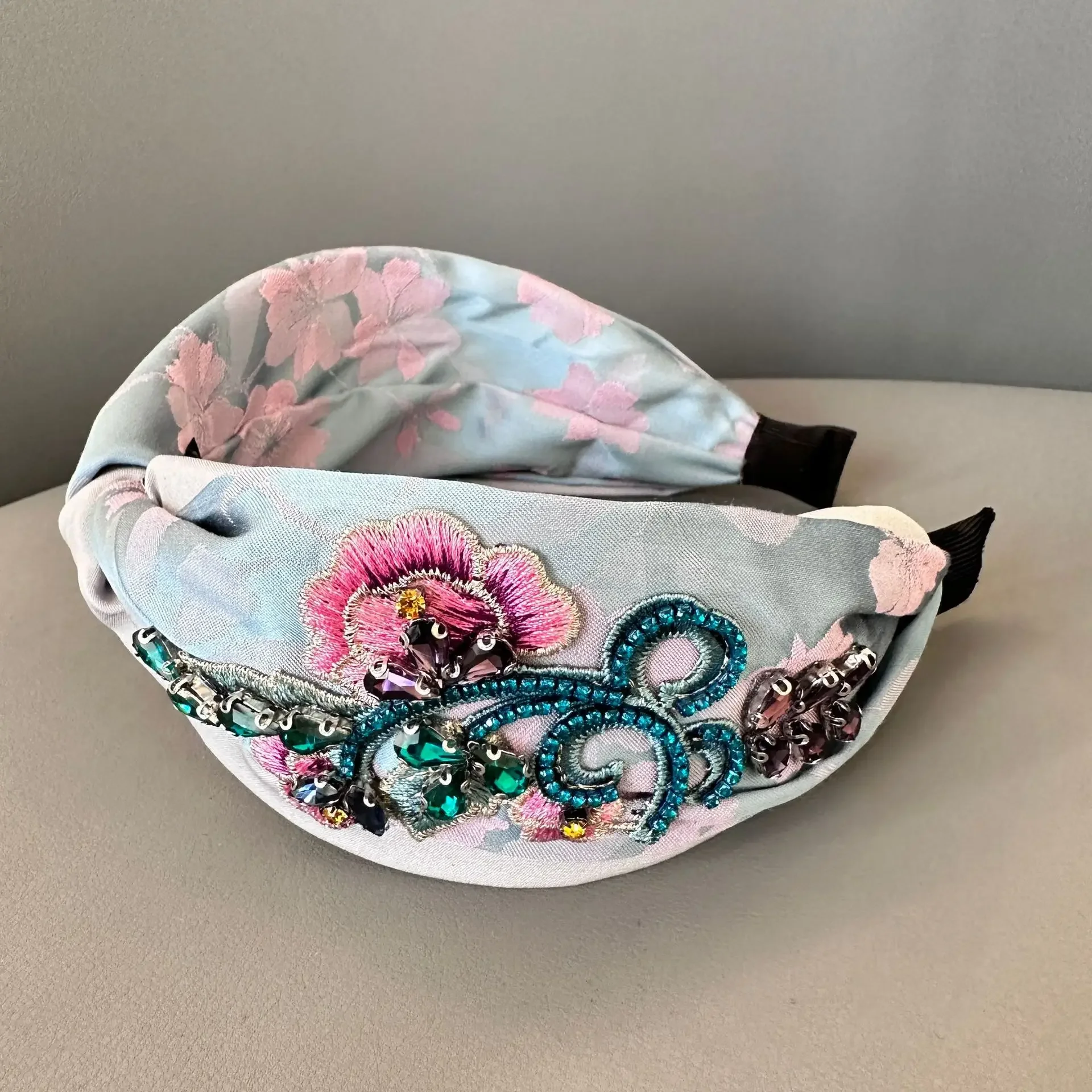 

Новая модная широкая тканевая повязка на голову со стразами и цветами, легкая роскошная повязка из ткани, изысканная широкая тканевая повязка для волос, женская заколка