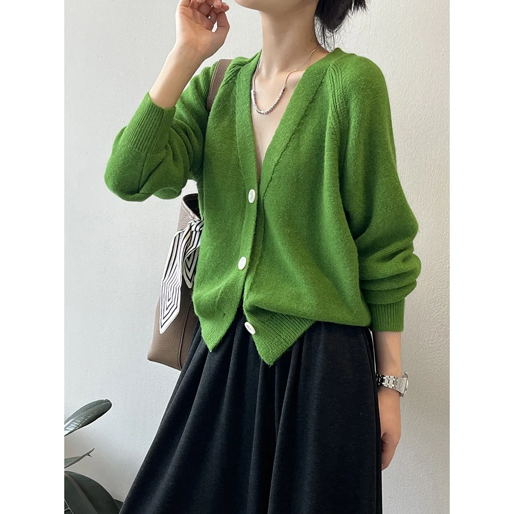 

Женская одежда, однотонный простой вязаный кардиган с V-образным вырезом, Новинка осени 2024, Модный повседневный универсальный свободный свитер для девочек, пальто
