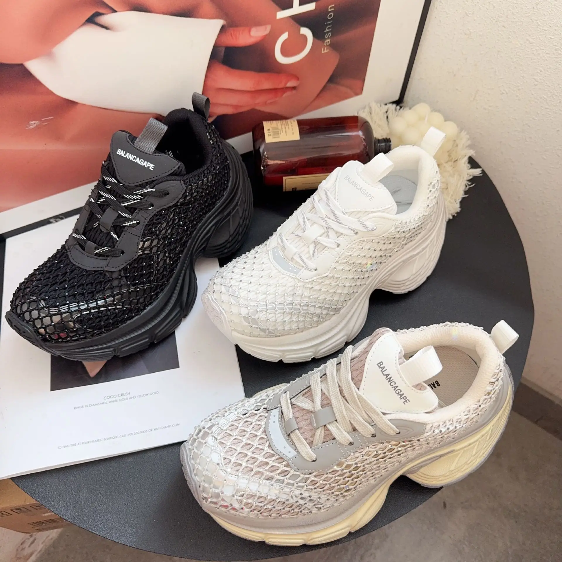 

2025 Новая женская дышащая повседневная спортивная обувь с низким вырезом, дизайнерская женская повседневная спортивная обувь на толстой подошве с сеткой, женская обувь