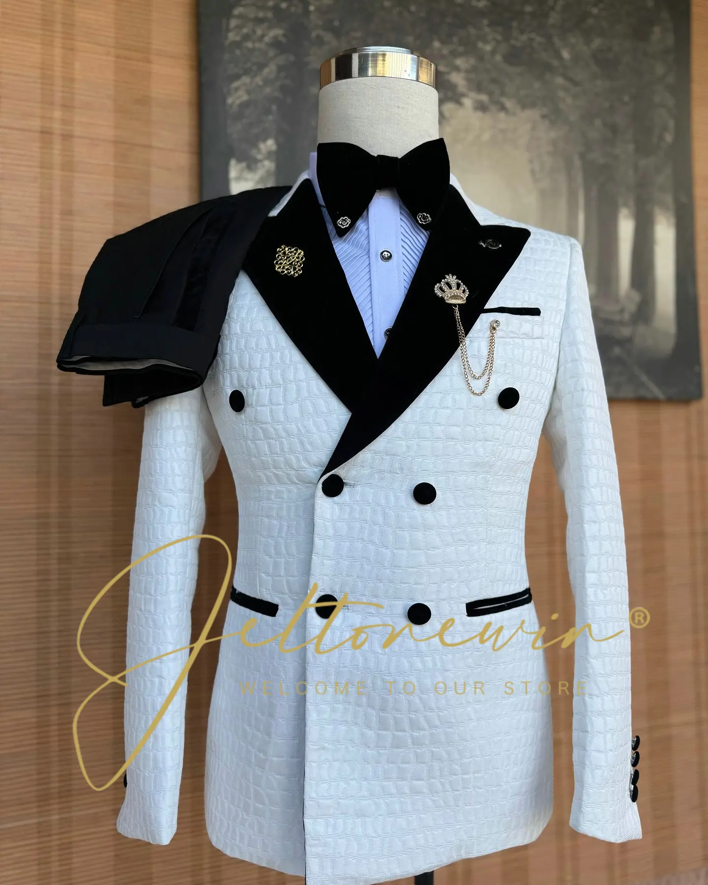 بدلة رجالية سوداء مكونة من قطعتين مع طية صدر السترة وقماش شبكي مزخرف، طراز عصري أنيق لمناسبات العريس أو الولائم