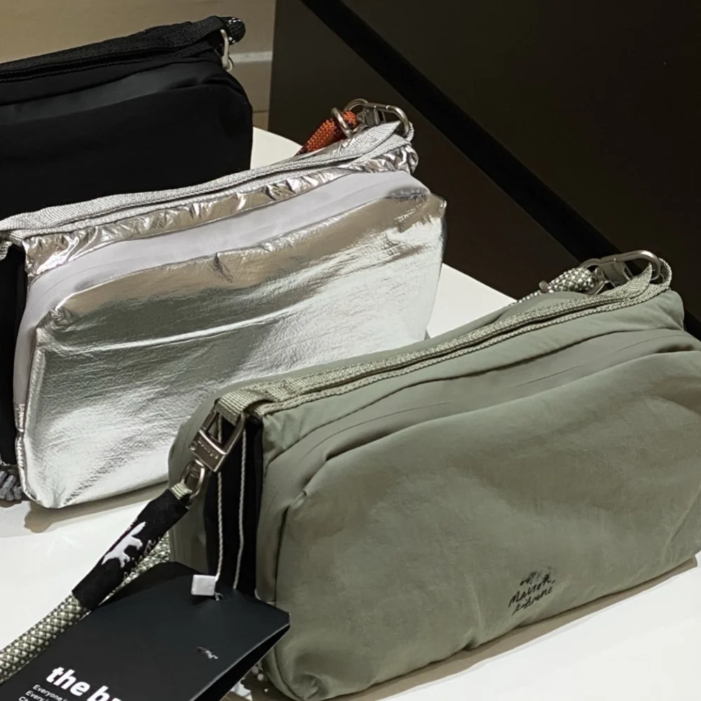 حقيبة زجاجات مياه محمولة للتنقل، حقيبة كتف صغيرة عصرية من مادة النايلون، حقيبة يد ناعمة للشباب البالغين