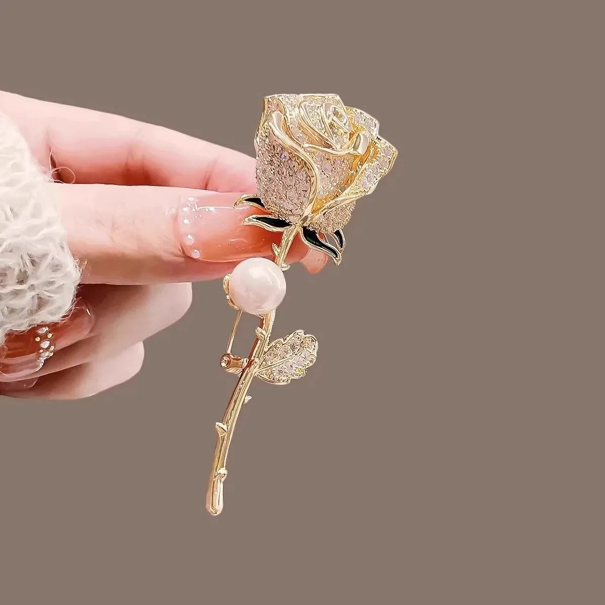 Delicate Rose Flower Pearl Rhinestone Brooch Pins for Women Lotus Luxury Jewelry Wedding Party Coat Dress Suit Decoration Gifts