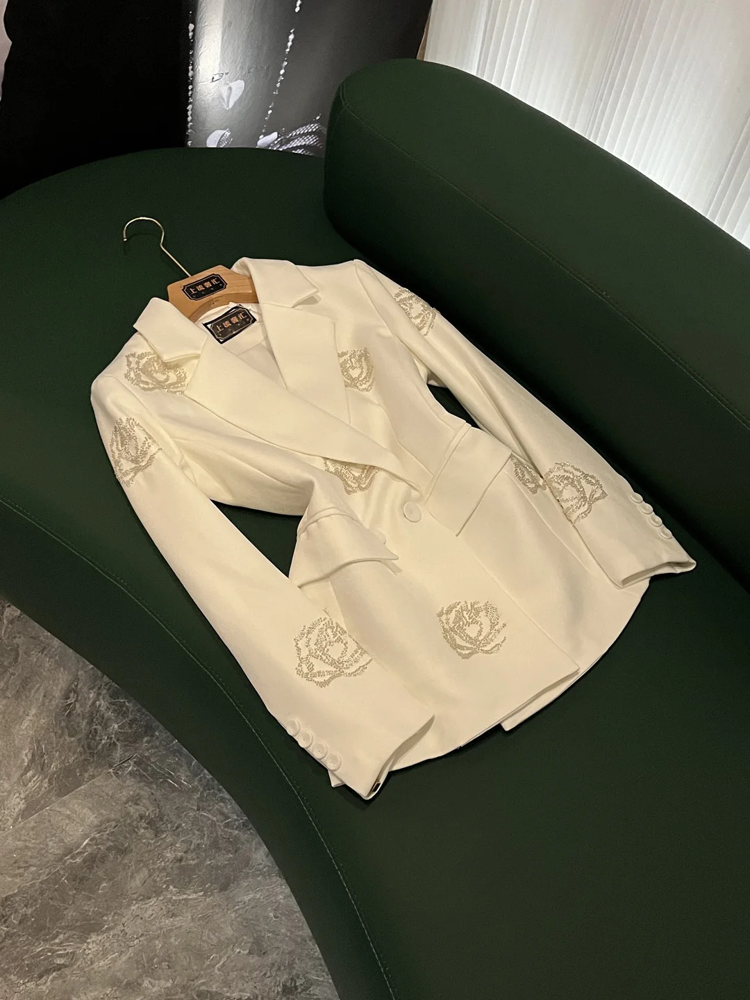 

Белое однотонное женское пальто с тяжелыми стразами, универсальное зимнее пальто-жакет для деловых женщин