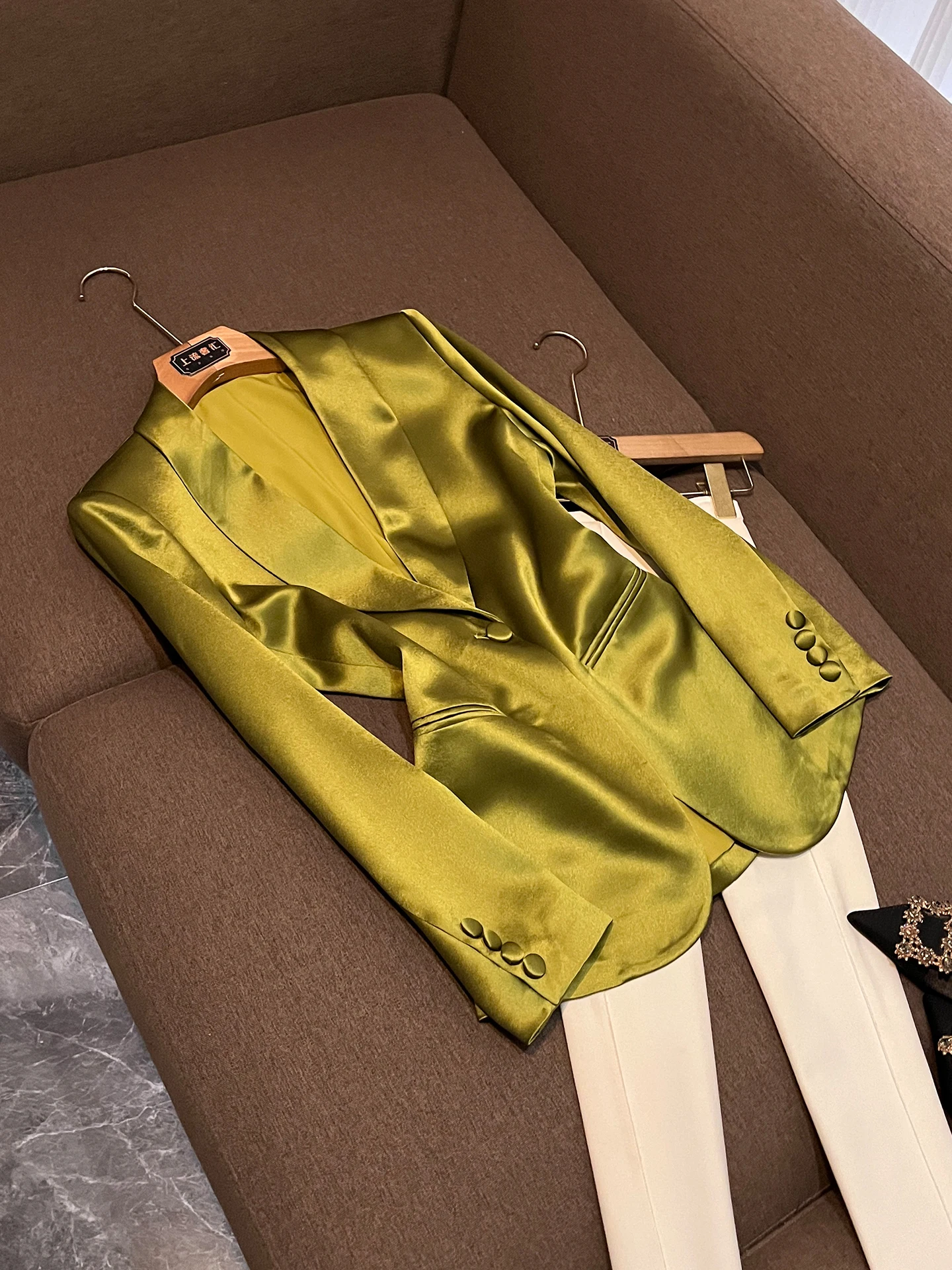

Spring 2026 Women's Slim Fit Long Sleeve Green Velvet Suit Jacket Commute Style Professional Outerwear One Button Closure