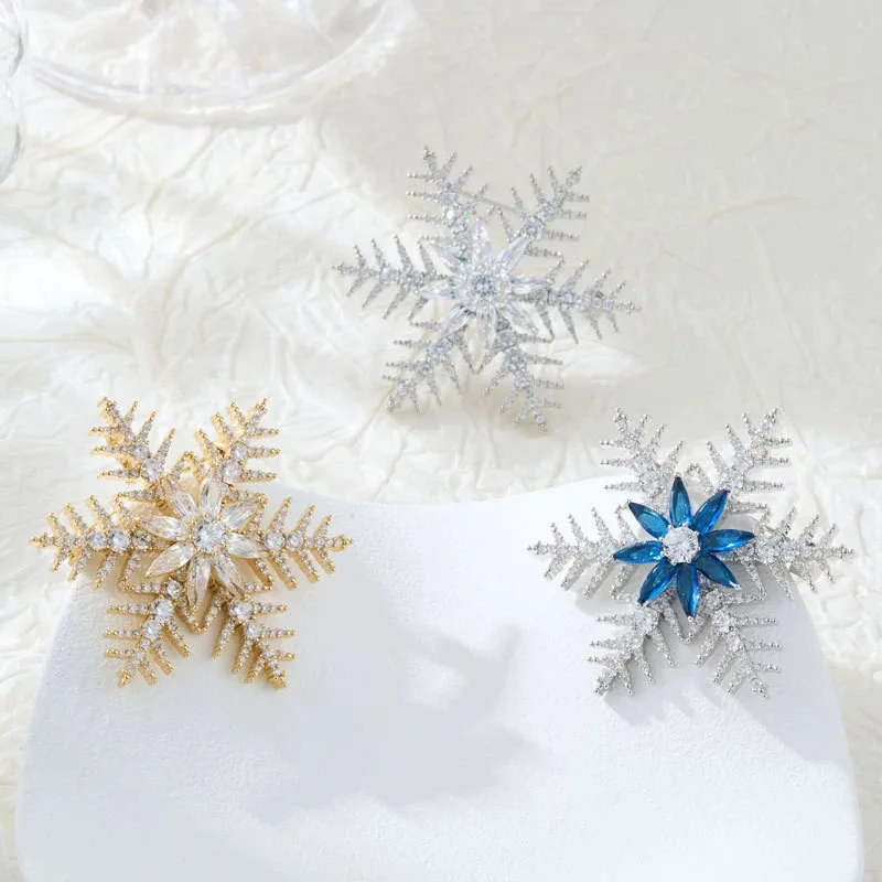Luxury Micro-inlaid Zircon Snowflake Brooches for Women High-end Three dimensional Exquisite Accessories Pins Holiday Gifts