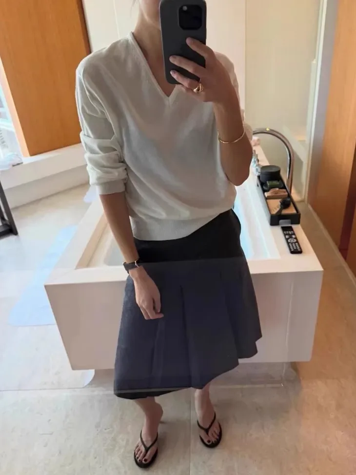 Zestaw damski: dzianinowy kardigan na ramiączkach i spódnica, jesienno-zimowy, elegancki komplet, wysoki stan, jednolity kolor.