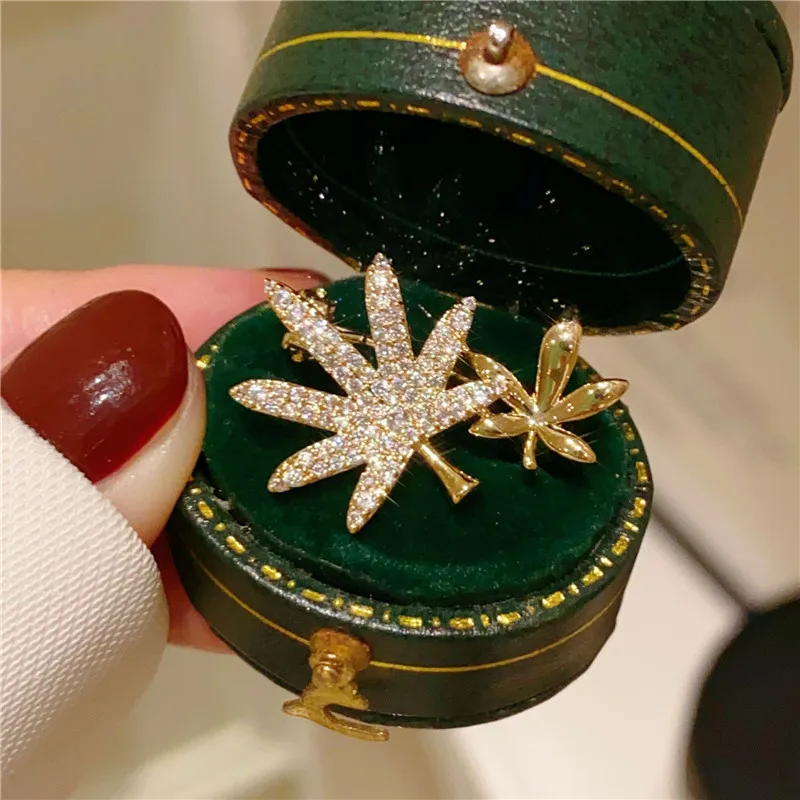 CC Trendy Brooches Maple Leaves Shape Gold Color Suit Pin Full of Shining Zirconia Corsage Korea Style Badges Shining Charm B366