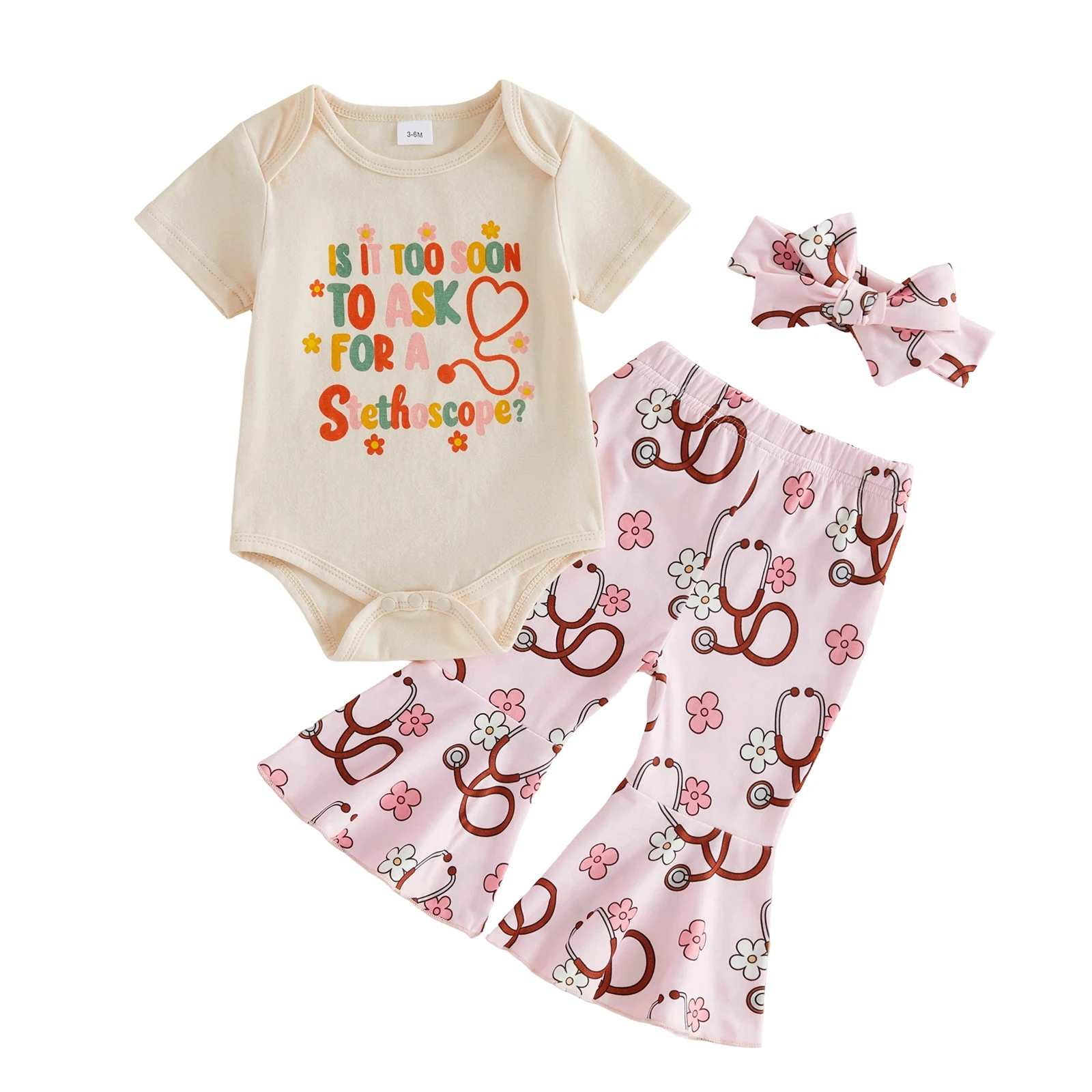 

Летний наряд для маленьких девочек: комбинезон с короткими рукавами и принтом в виде букв, расклешенные брюки с цветочным принтом и повязка на голову с бантом.