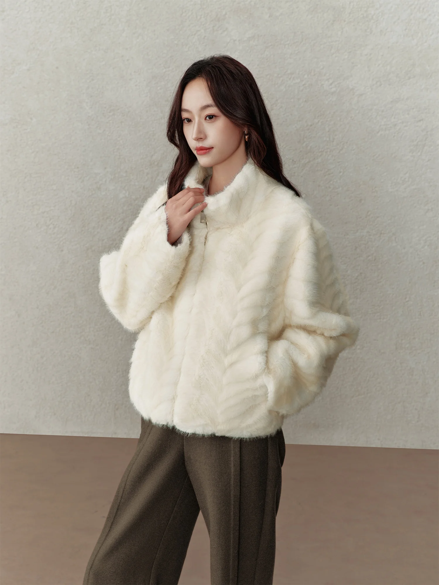 

Женская утепленная куртка Rising Ortie с меховой подкладкой, воротником-стойкой, свободного кроя, теплая, белая, пушистая, зимняя, из экологичного искусственного меха