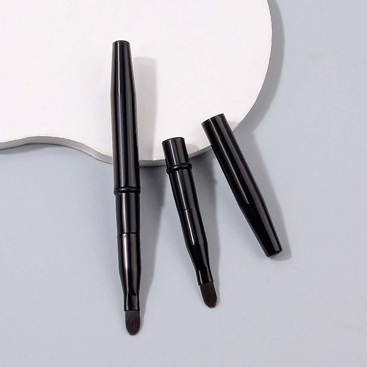 2 Stück Schwarze Einziehbare Lippen-Make-up-Pinsel mit Abdeckung, Doppelseitiger Einziehbarer Lippenpinsel, Reise-Lippenstift-Gloss-Make-up-Pinsel