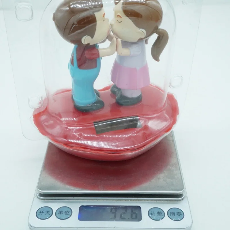 Bonito beijando casal brinquedos solares criativo engraçado girando beijando casal desktop decoração do carro ornamentos dos desenhos animados casal brinquedos solares