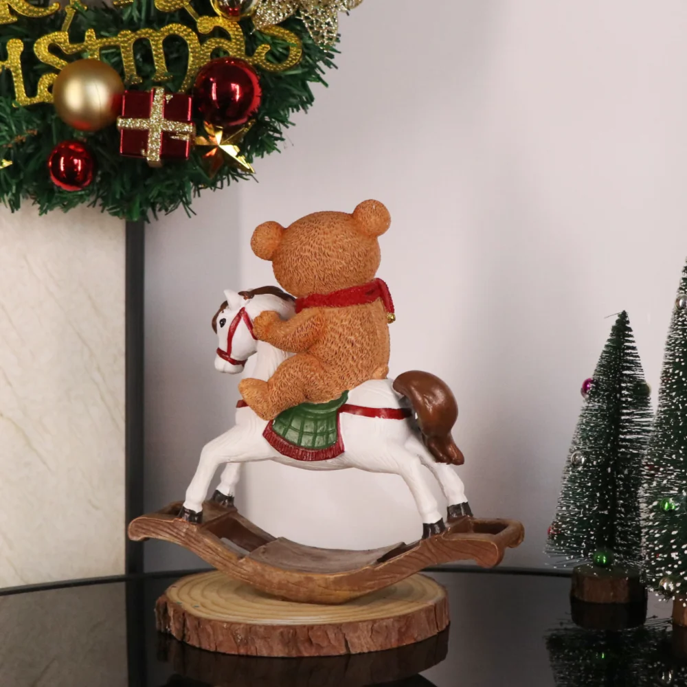 Niedliche Bärenfigur auf Schaukelpferd für Weihnachtsdekoration, Schaukelpferd-Skulptur aus Kunstharz, Ornamente für Zuhause, Feiertage und Partys – Detail 4