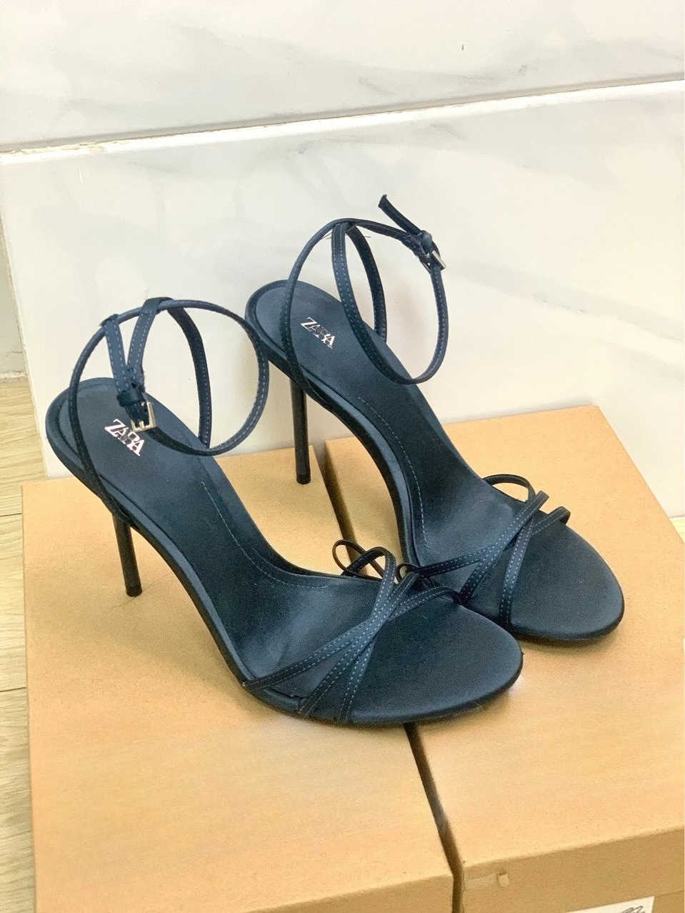 

2026 New Summer French Style Exquisite Metal Buckle Open Toe High Heels Women's Cross Thin Strap Sexy Roman Sandals