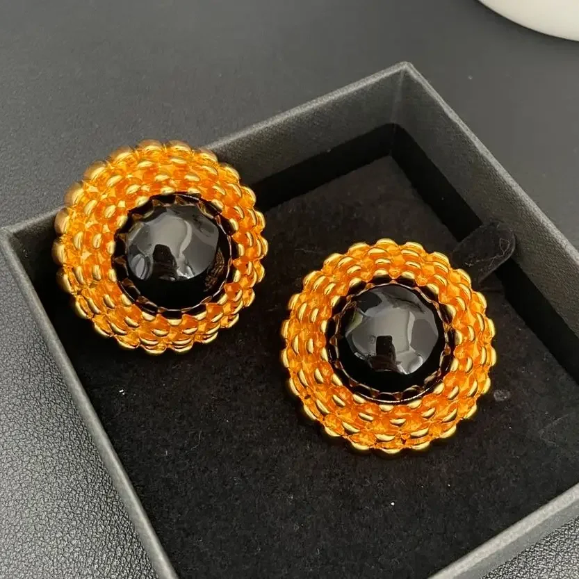 

Европейский дизайнерский бренд, большие золотые серьги, черные круглые зажимы для ушей, женские роскошные ювелирные изделия высшего качества, тренд для вечеринок