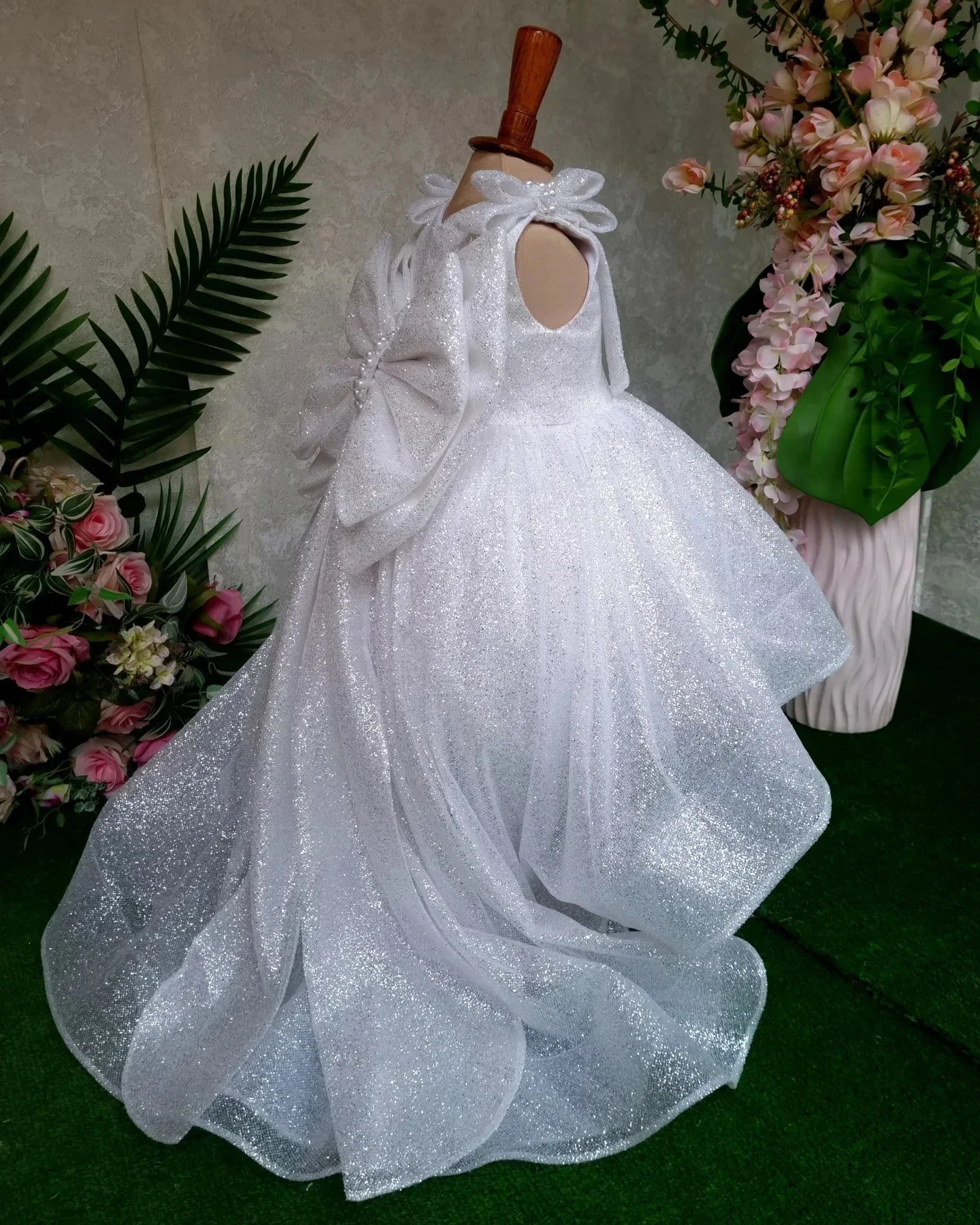 Maßgeschneidertes Blumenmädchenkleid für die Hochzeit, glitzernde Schleife, ärmellos, bodenlang, elegantes Kleid für Kindergeburtstag, Erstkommunion