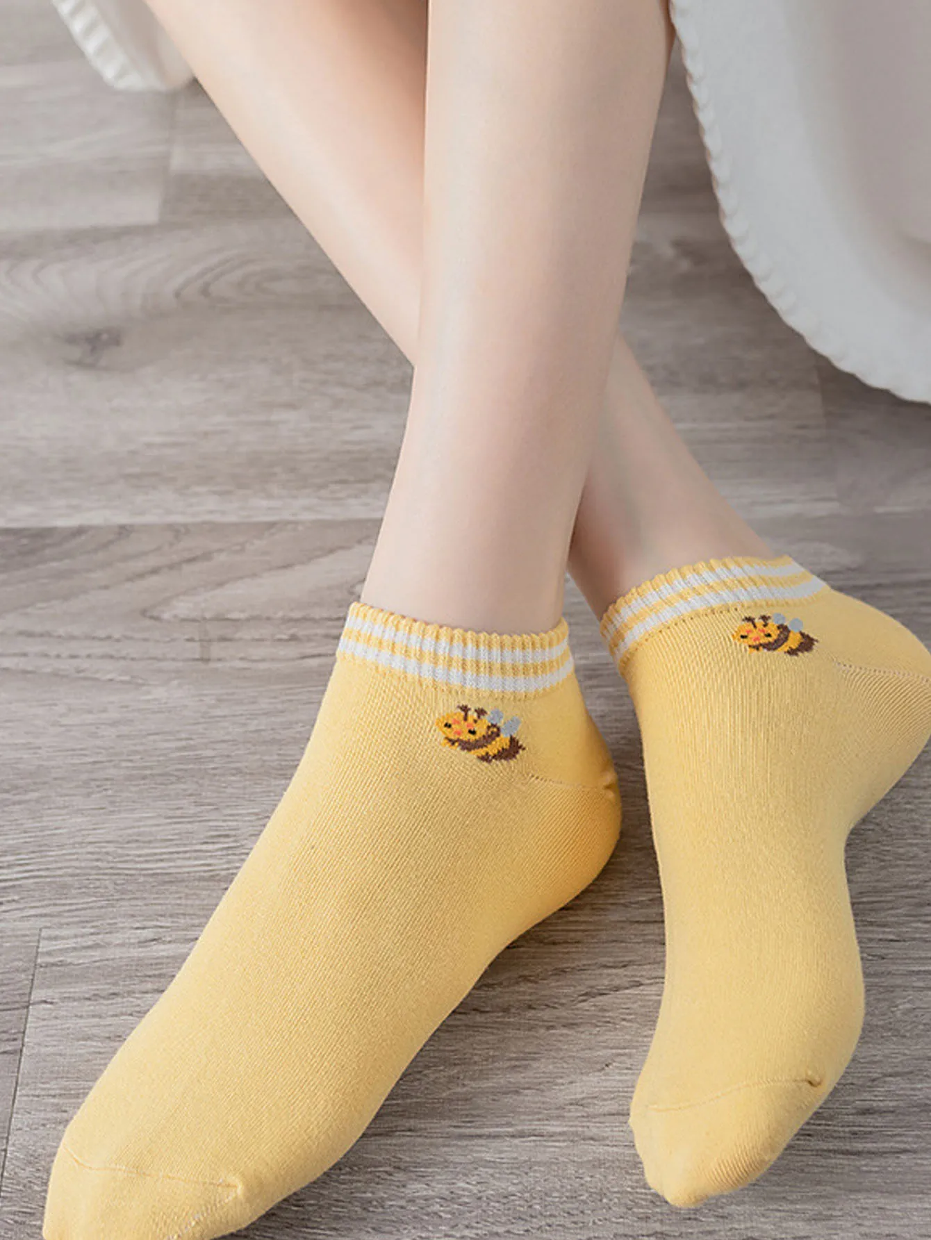 5pairs Cute and Comfy Women\'s Bee Striped Crew Socks - Breathable and Soft Ankle Socks