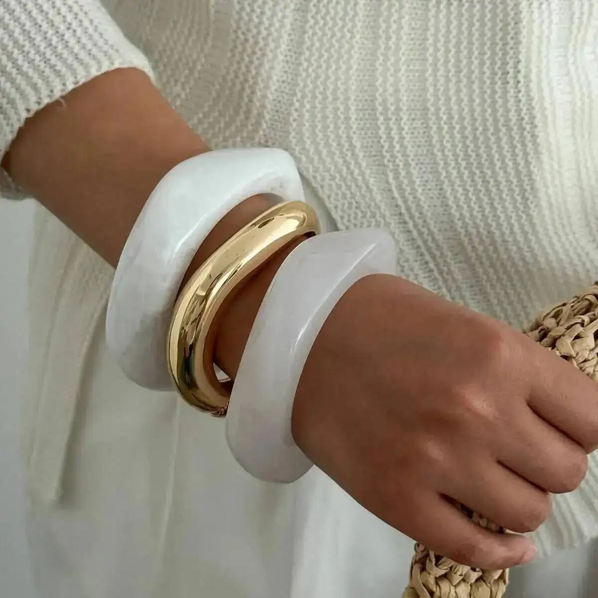 

Lacteo Elegant Vintage White Resin Acrylic Bangle Women’s Stylish Stackable Charm Chunky Wide Bangle Bracelet Steampunk Jewelry