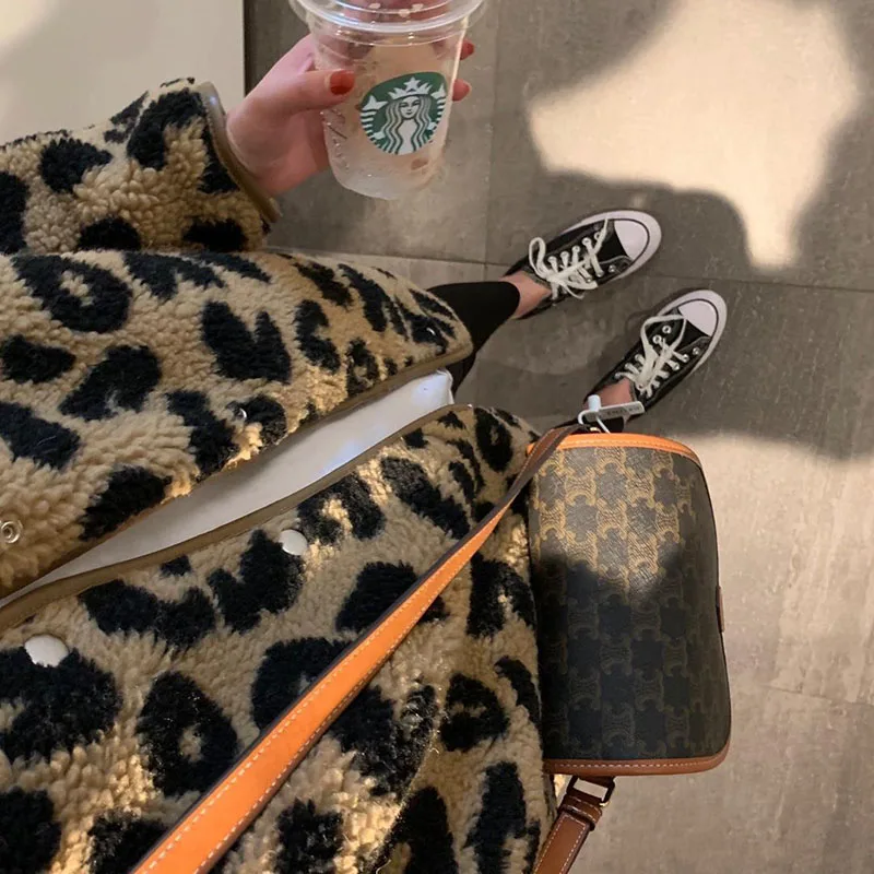 เสื้อโค้ทขนสัตว์ลายเสือดาวแบบสั้นสำหรับผู้หญิง เสื้อโค้ทขนสัตว์เทียมลายเสือดาวทรงหลวมสไตล์ลำลองสำหรับฤดูใบไม้ร่วงและฤดูหนาว กระดุมติด