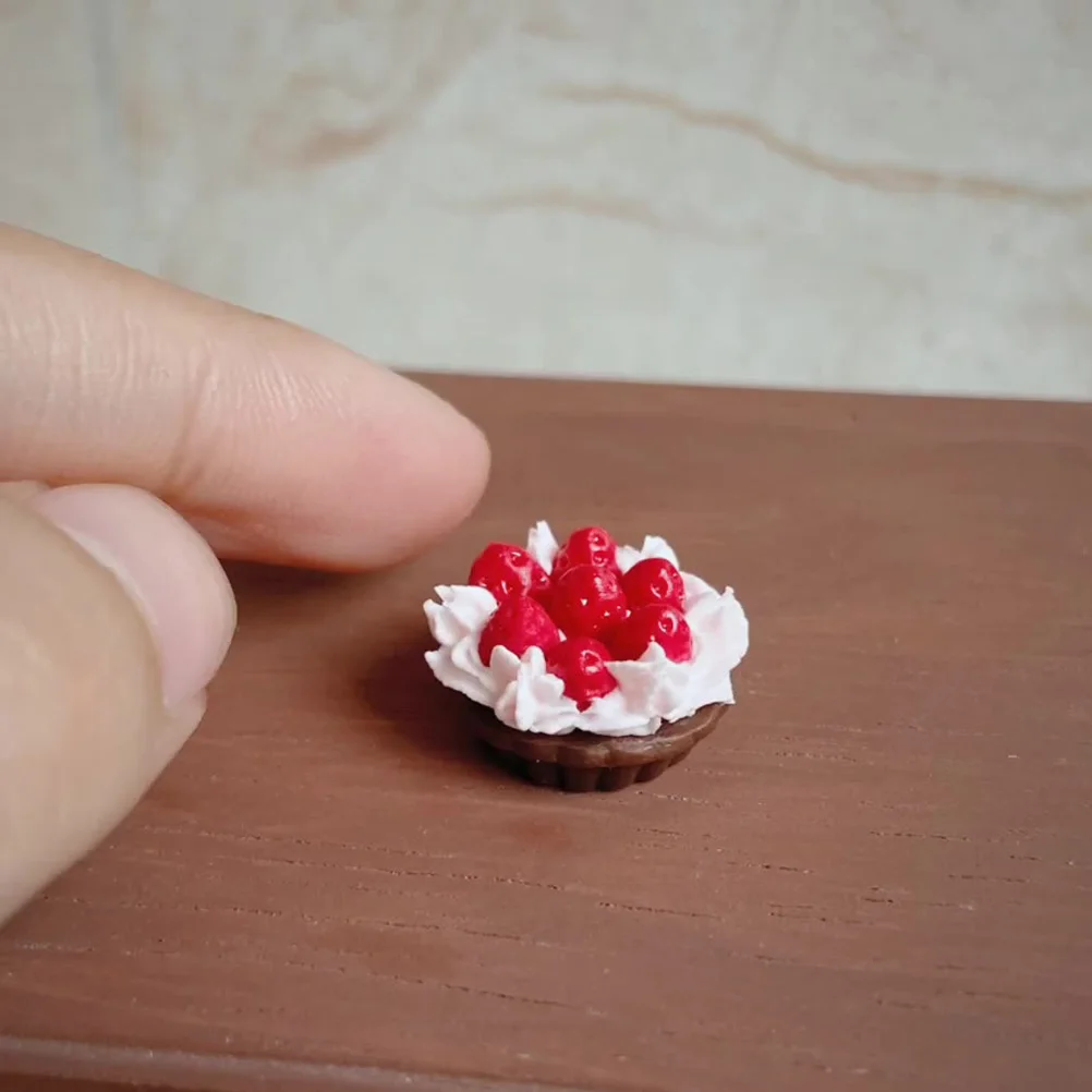 

Simulated Food and Play Strawberry Pie Decoration Mini Dessert Model House Ornament Miniatures Child
