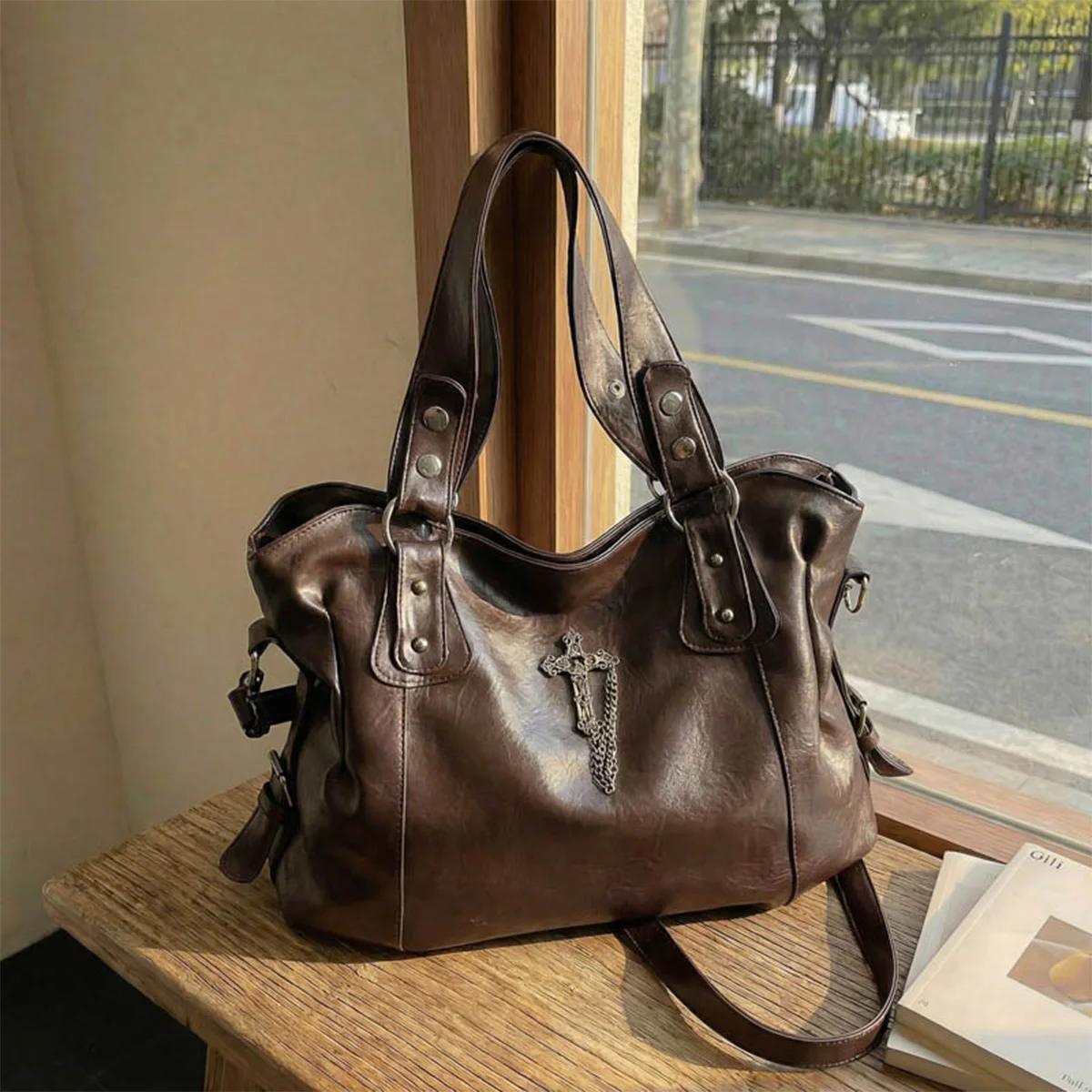 

Женская сумка через плечо в стиле ретро Y2K из искусственной кожи с заклепками, большая вместительная сумка с регулируемым ремешком, многофункциональная сумка через плечо для банкета