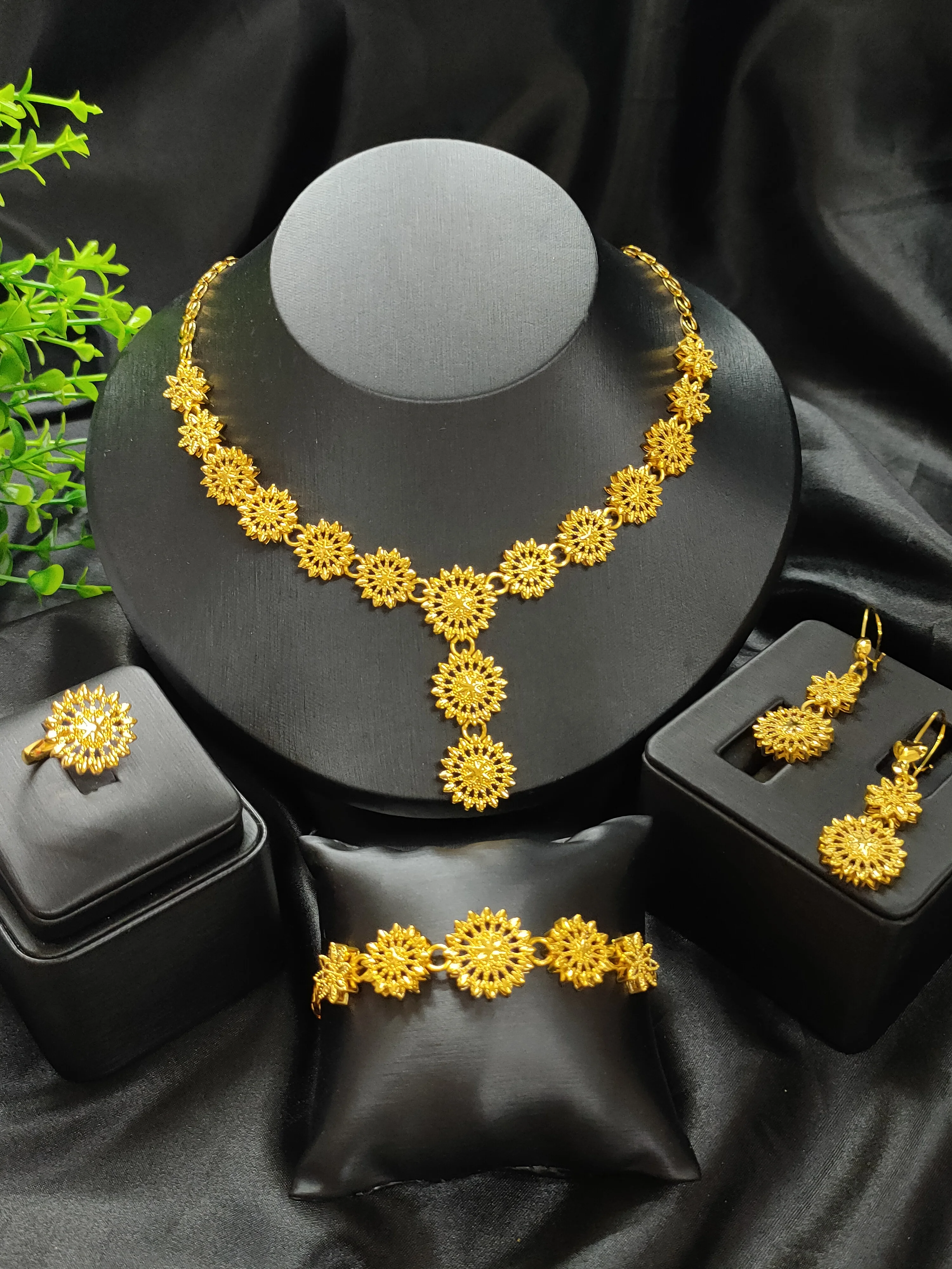 

Luxury Flower Shape Golden Necklace Sets For Women Wedding Dubai African Jewelry Set Indian Jewellery Anniversary Gifts