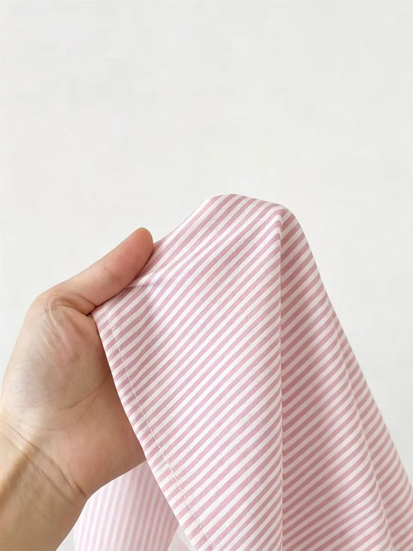 Lässiges Kleid mit Rundhalsausschnitt und kariertem Muster für Kinder, mit aufgesetztem Kragen, Schmetterlings-Schleife und kurzen Ärmeln. – Detail 13