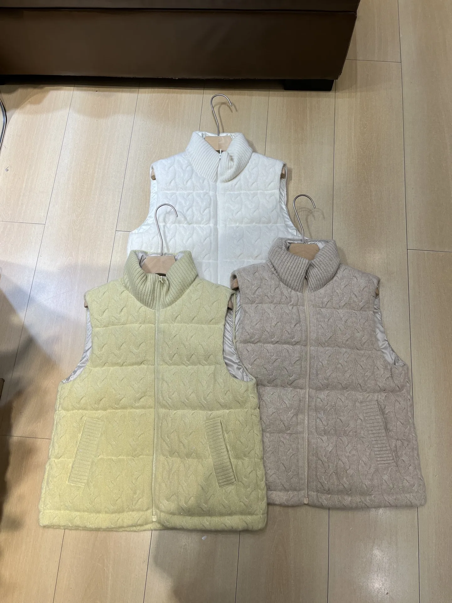 New Autumn/Winter High-Quality 2026C Goose Down Vest for Women Sizes S, M, L