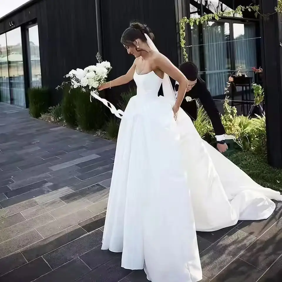 ชุดแต่งงานผ้าซาตินแบบสั่งตัดสำหรับผู้หญิง ชุดเจ้าสาวทรงเอไลน์แบบยาว สายรัดคอแบบไม่มีสาย ดีไซน์ทันสมัย สวยสง่า