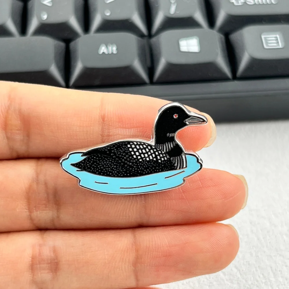 Common Loon Metallbrosche, niedliche Wasservogel-Emaille-Anstecknadel, kanadisches Great Northern Taucher-Abzeichen, Kleidungs- und Rucksack-Reversnadel, Naturgeschenk – Detail 10