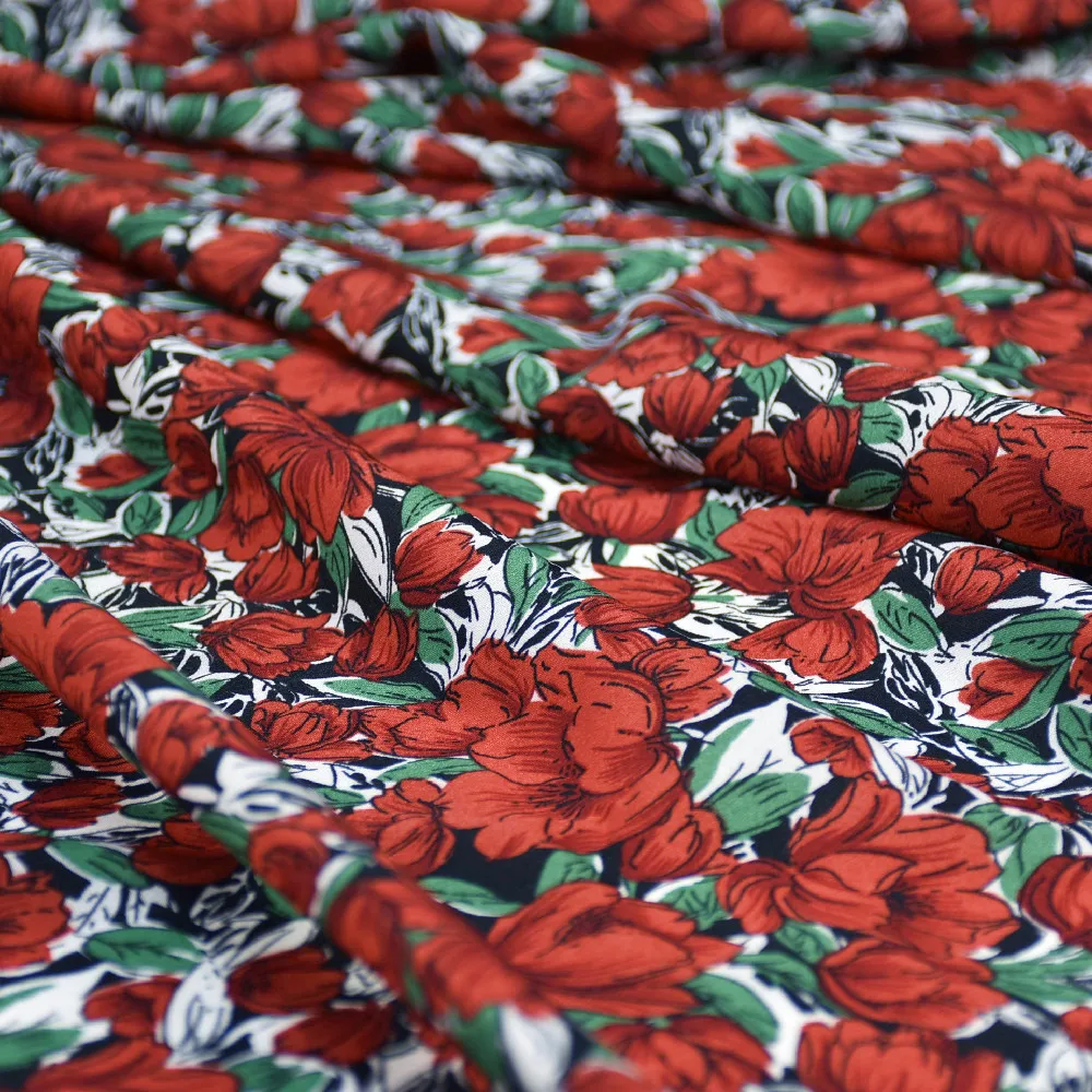 tecido-estampado-elastico-de-gaze-dupla-com-flores-vermelhas-e-folhas-verdes-material-decorativo-para-saia-halter-e-top-estilo-europeu