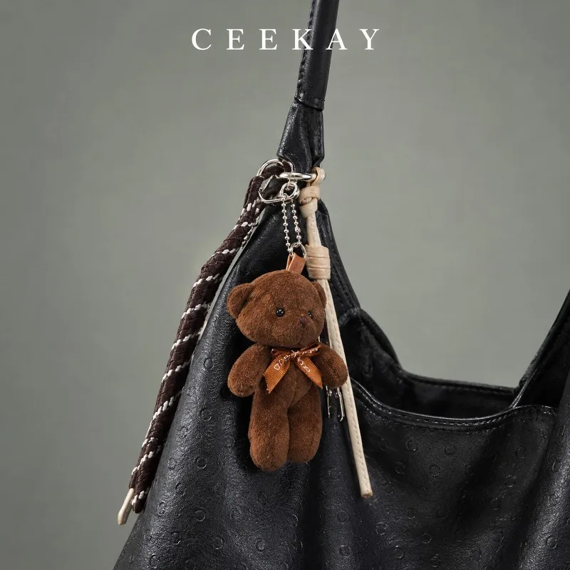 CEEKAY Hobo-Tasche aus Leder mit Bärenanhänger, geflochtenen Details, Tragegriff, vielseitig einsetzbar, ideal für den täglichen Gebrauch, lässig, große Kapazität. – Detail 6