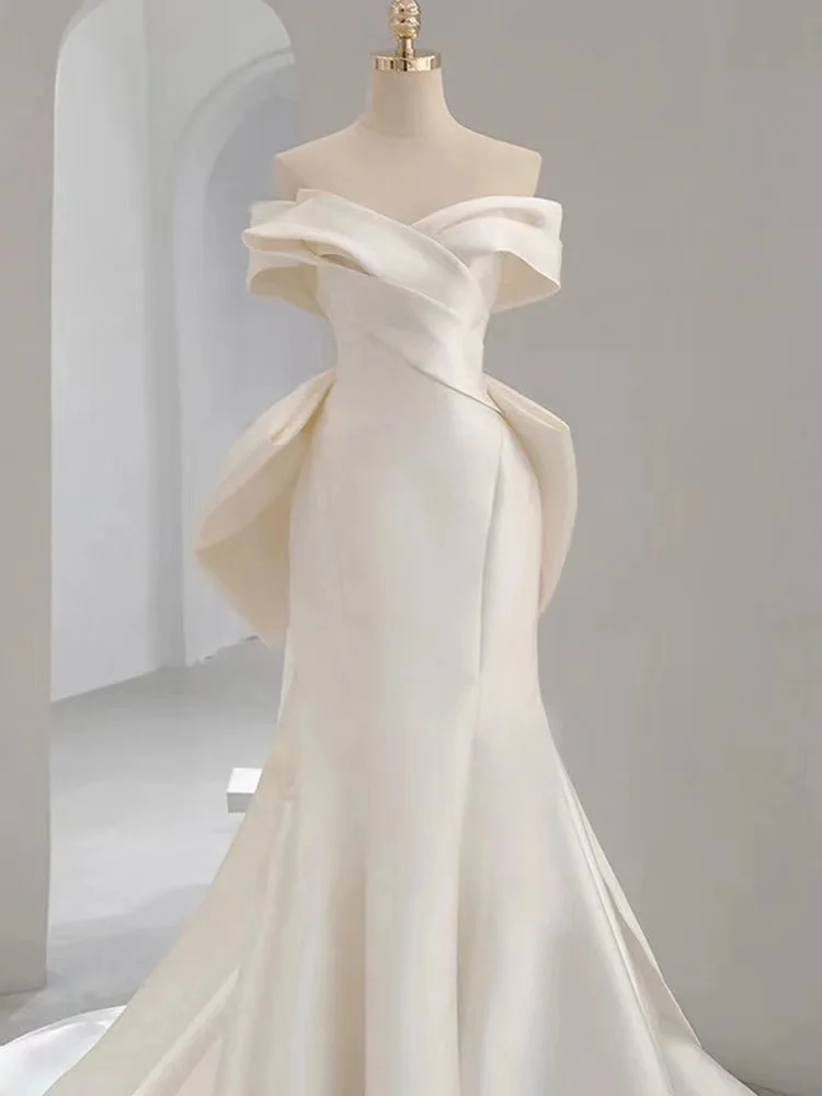 

One shoulder wedding dress, simple and elegant, formal dress with a sense of luxury