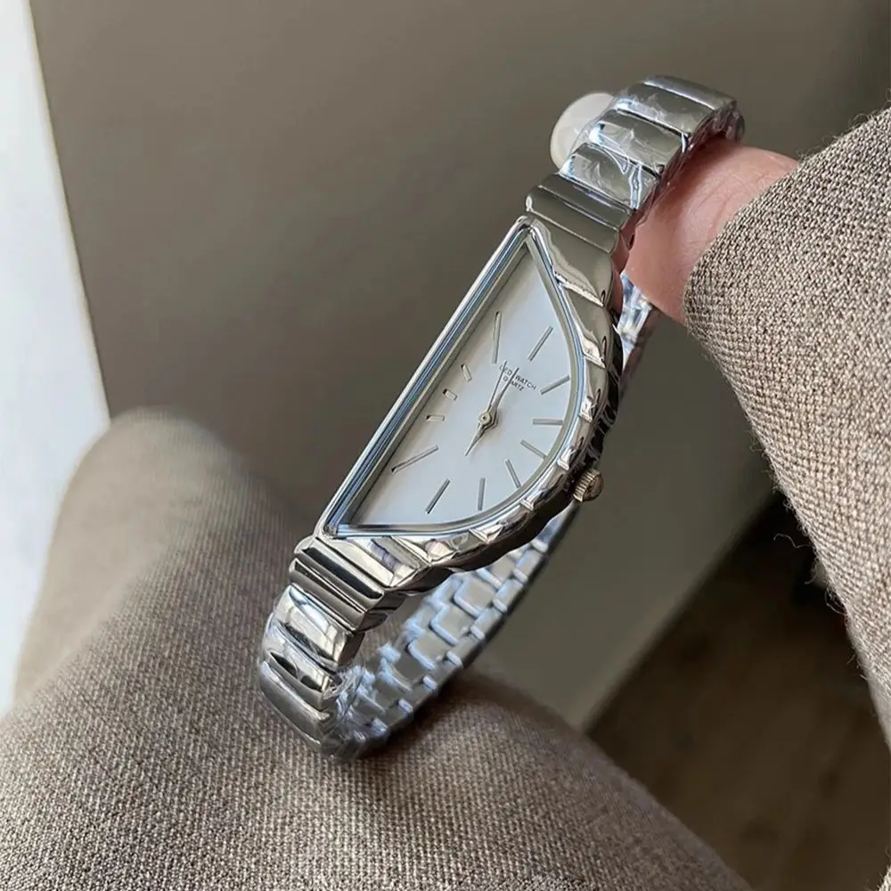 新しいレトロゴールドムーンダイヤル女性用腕時計非対称デザインプロフェッショナルスタイルドレスペアリング防水クォーツ時計