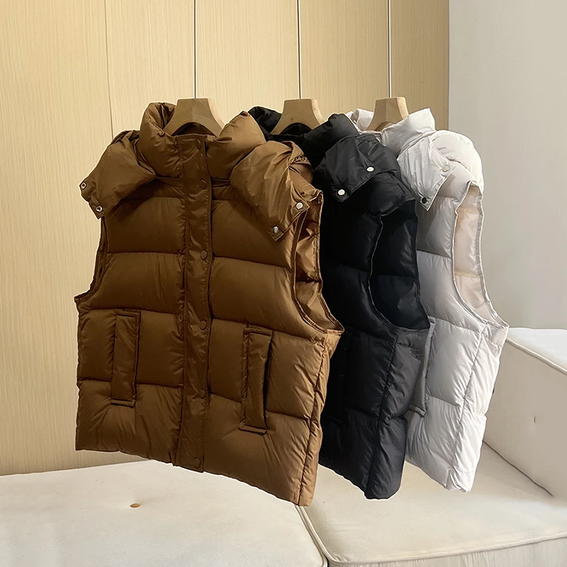 Gilet en duvet d'oie haut de gamme pour femmes portant à l'extérieur, mode hiver 2025 à capuche