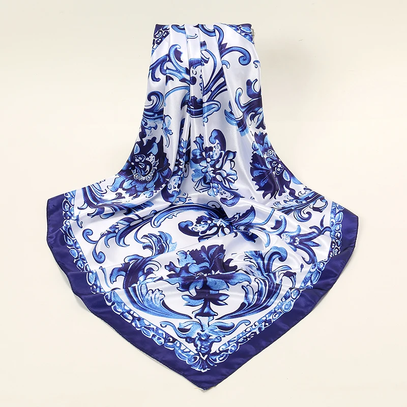 Nuova sciarpa quadrata in raso di seta di raso di porcellana blu e bianca stampata digitale foulard da donna musulmano da donna 2024 sciarpa con fascia 90*90cm