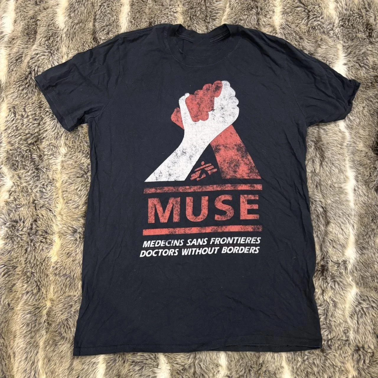 Muse Medecins Sans Frontieres Doctors Without Borders Graphic T-Shirt Band Fist Unity Vintage Distressed Short Sleeve Tee