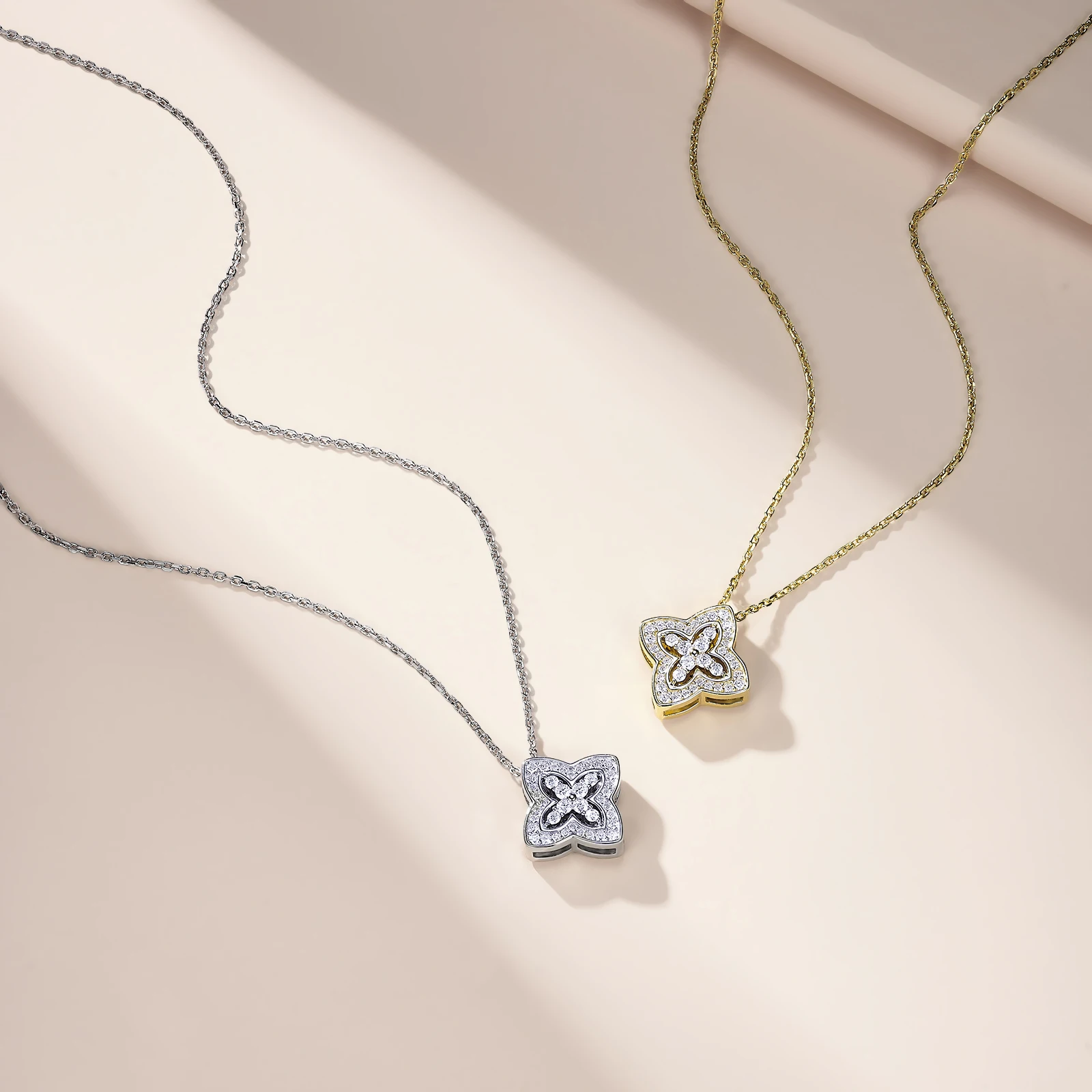 

Fashionable Moissanite diamond double-sided double wearing four leaf flower S925 silver plated 18K gold necklace 0.53ct