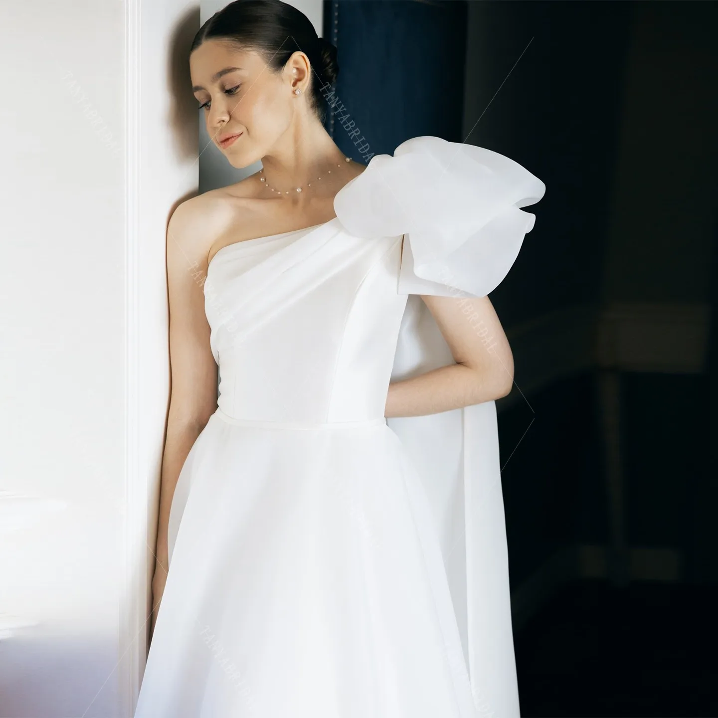 Abito da sposa classico in organza senza maniche con una spalla Una linea Sweep Train Abito da sposa per servizio fotografico Abito da sposa elegante TSWD828