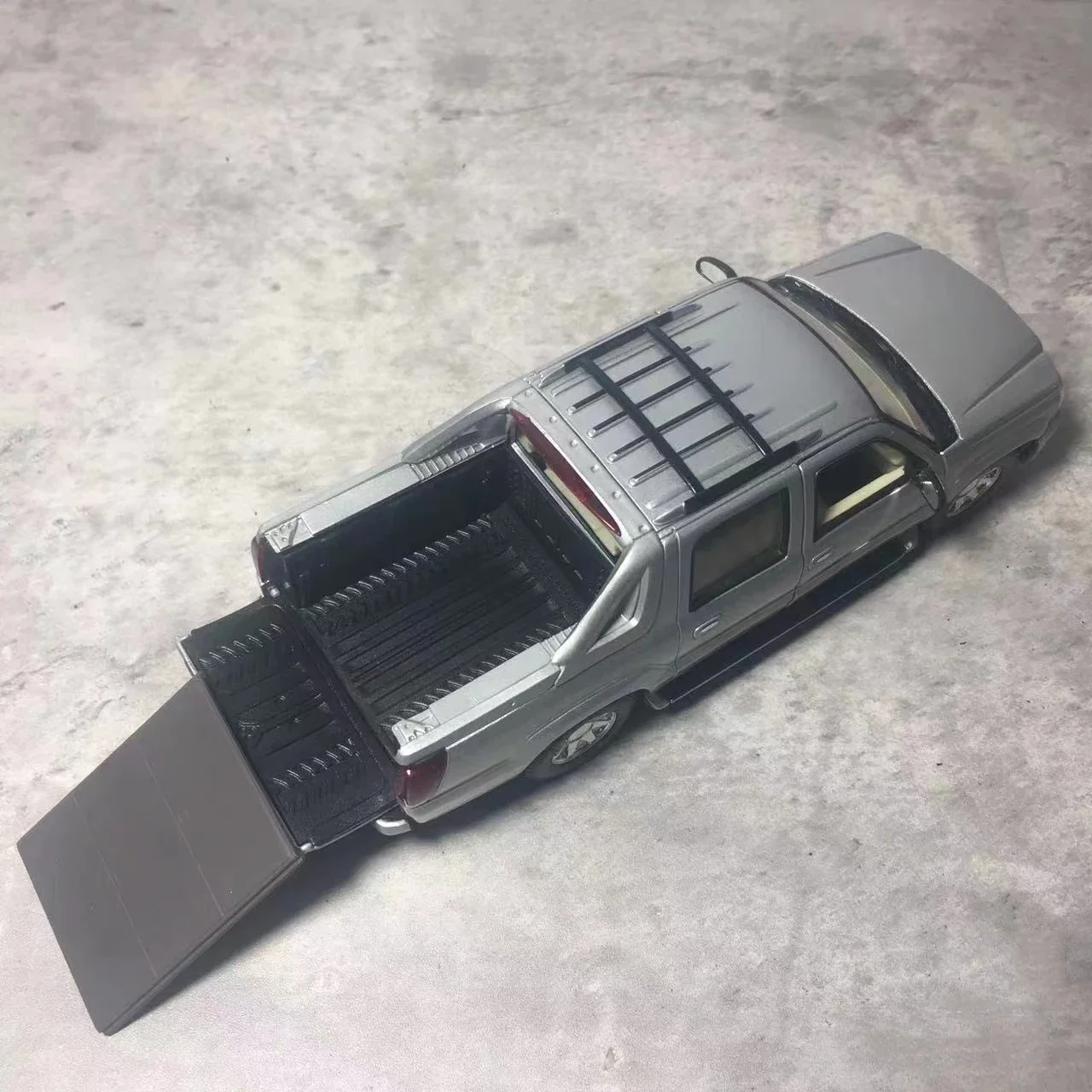 WELLY Flawed Cadillac 2002 Escalade EXT Pickup Truck Alloy Model