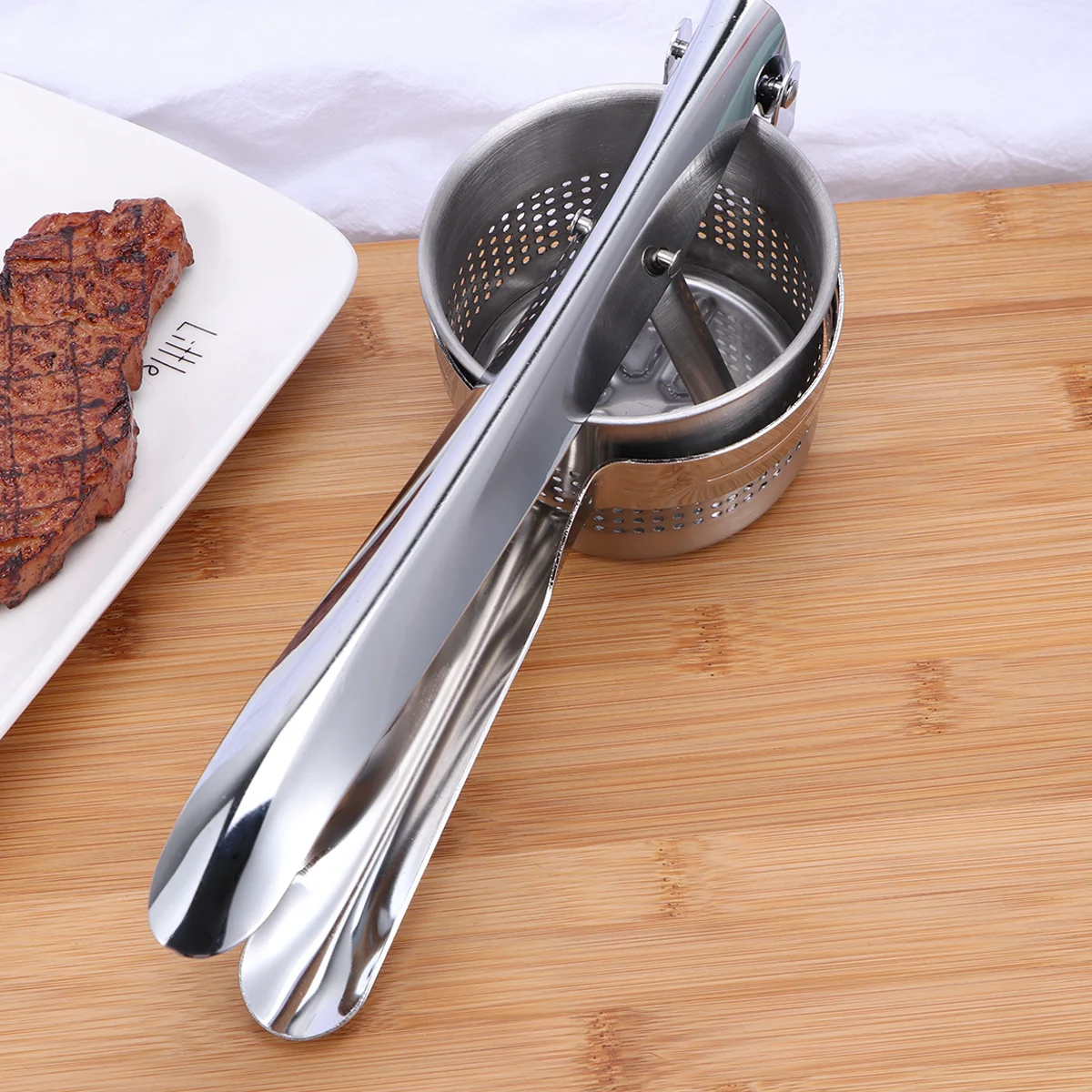 

Stainless Steel Potato Ricer Fruit Squeezer Manual Juicer Kitchen Gadget for Easy Mashing and Squeezing Potato Ricer