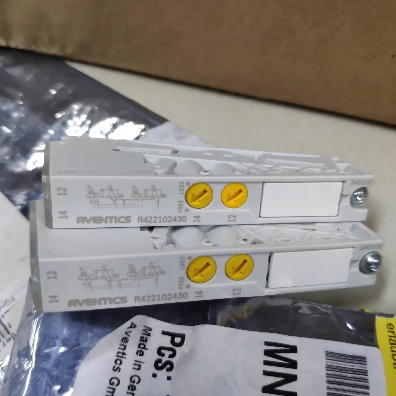 1 PZ AVEENTICS, valvola AV03 R 422102430 , R 422102433   connettore R 422002555