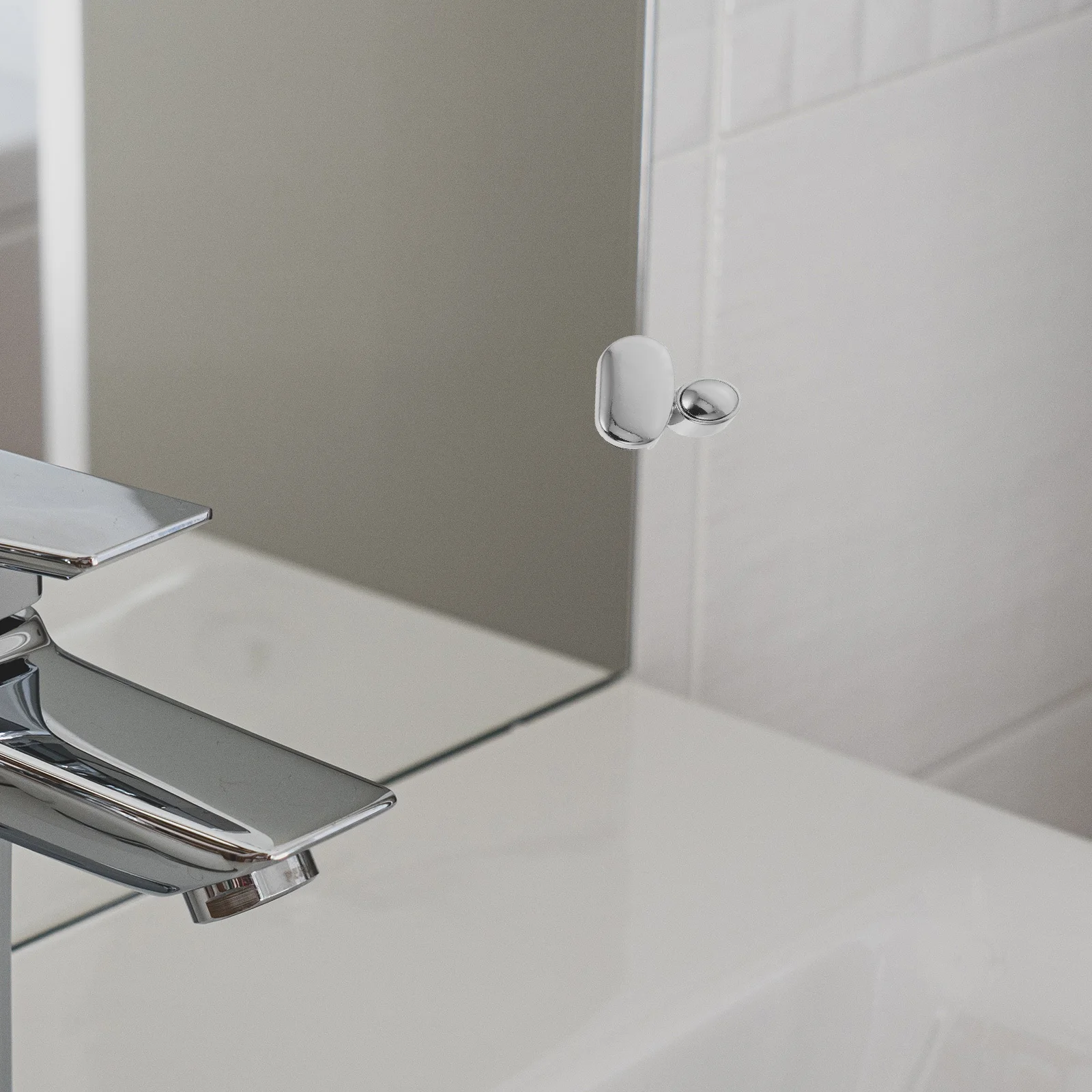 

4Pcs Punch Free Mirror Clips Zinc Alloy Glass Fixing Clamps Wall Mounted Mirror Holders Safe Secure Installation