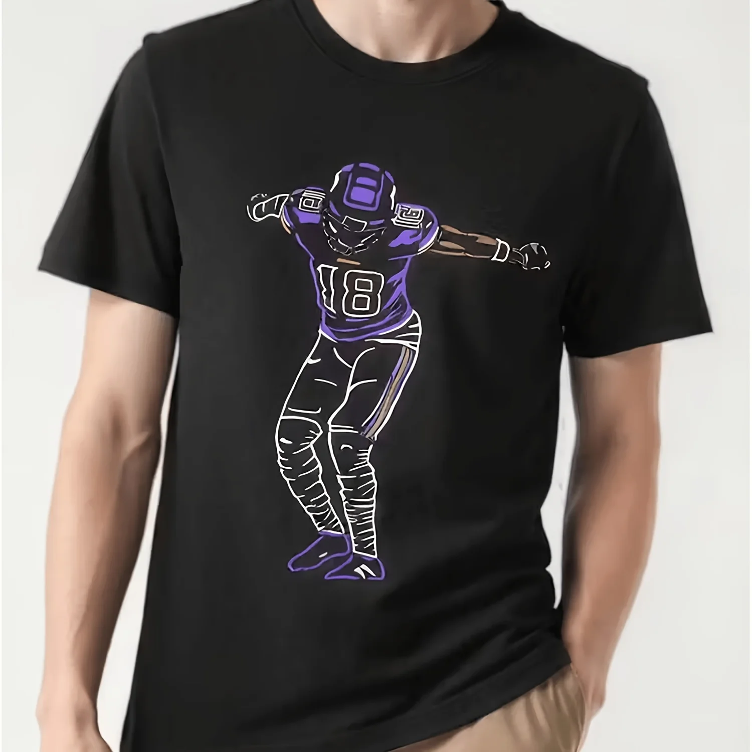 Camiseta con gráfico de jugador de fútbol celebrativo - Camiseta informal 100% algodón con un diseño dinámico de contorno morado y azul de un bailarín en acción, perfecta para aficionados al deporte y uso informal, ideal para el verano y súper cómoda
